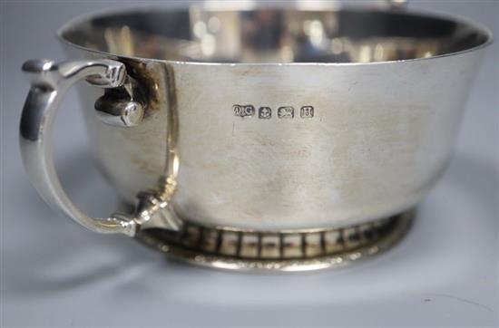 A George V silver two handled christening porringer, Wilson & Gill, Birmingham, 1932, diameter 15cm, 7oz.